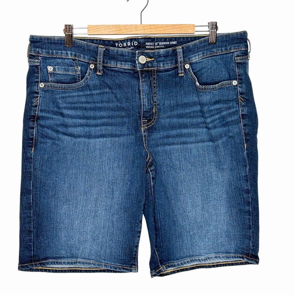 Torrid Perfect 10" Bermuda Jean Shorts Womens Size 16 Mid Rise Stretch Denim